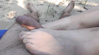 Footjob in spiaggia