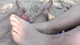 Footjob in spiaggia