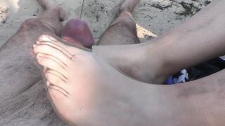 Footjob in spiaggia