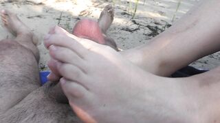 Footjob in spiaggia