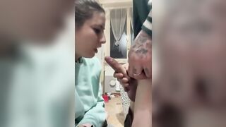 Fidanzata brutta ma devota succhia a lungo