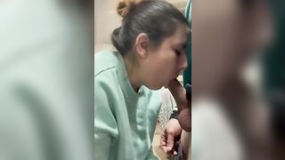 Fidanzata brutta ma devota succhia a lungo