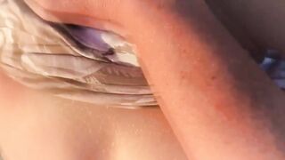 Sveltina sul sellino della bicicletta in pubblico