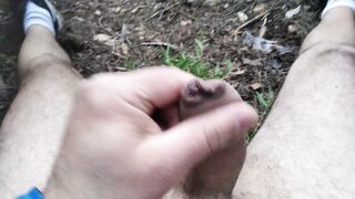 Sego il mio cazzone nel bosco e sborro