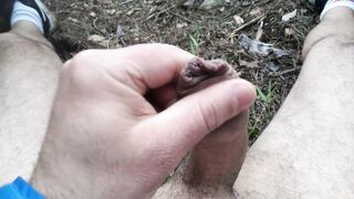 Sego il mio cazzone nel bosco e sborro