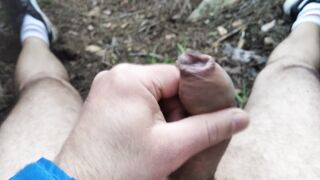 Sego il mio cazzone nel bosco e sborro