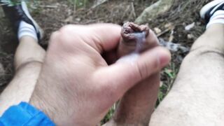 Sego il mio cazzone nel bosco e sborro