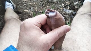 Sego il mio cazzone nel bosco e sborro