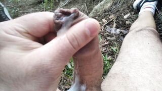 Sego il mio cazzone nel bosco e sborro