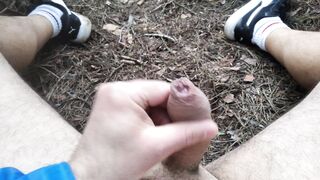 Sego il mio cazzone nel bosco e sborro