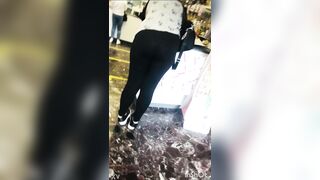 Zia Culona in Negozio