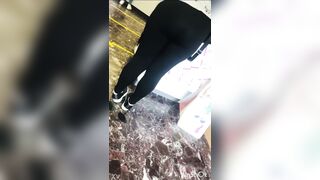 Zia Culona in Negozio