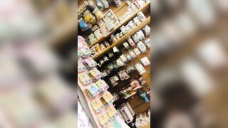 Zia Culona in Negozio