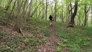 Formosa bruna si masturba nel bosco