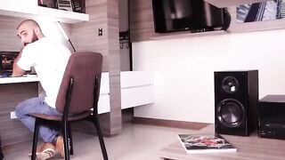 Latina troia festeggia le scarpe con una scopata