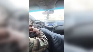 Auostoppista maiala paga il viaggio con una pompa