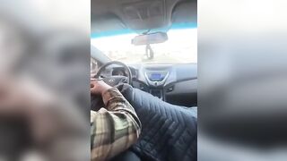 Auostoppista maiala paga il viaggio con una pompa