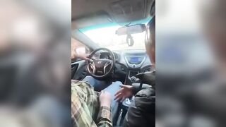 Auostoppista maiala paga il viaggio con una pompa