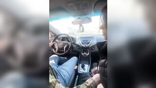 Auostoppista maiala paga il viaggio con una pompa