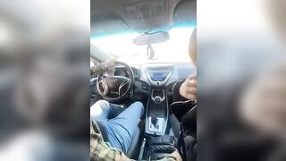 Auostoppista maiala paga il viaggio con una pompa