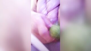 L'amica matura si masturba con una zucchina ????