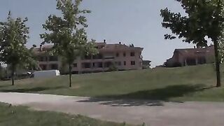 Stella da' la mancia al fattorino