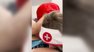 La crocerossina pompinara ci fa gli auguri