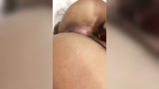 Fa la zoccola con la spazzola per capelli