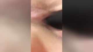 Fa la zoccola con la spazzola per capelli