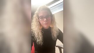 Anteprima del video: Impiegata zoccola si masturba invece di lavorare