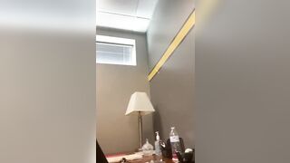 Impiegata zoccola si masturba invece di lavorare