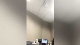 Impiegata zoccola si masturba invece di lavorare