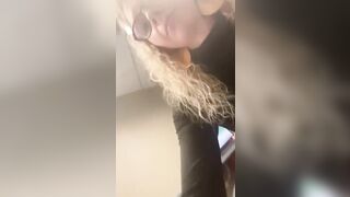 Impiegata zoccola si masturba invece di lavorare