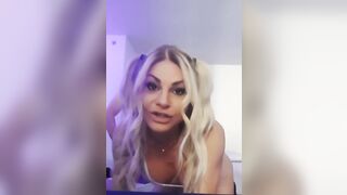 Noemi blonde si scopa il ragazzino