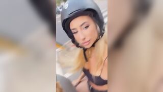 La mia biondina zoccola si fa u nselfie in moto con me