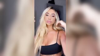 La mia biondina zoccola si fa u nselfie in moto con me