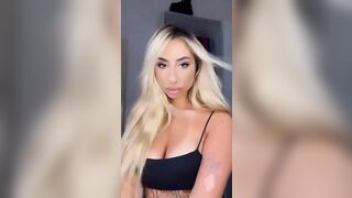 La mia biondina zoccola si fa u nselfie in moto con me