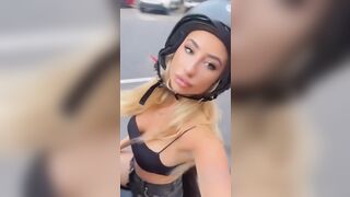 La mia biondina zoccola si fa u nselfie in moto con me