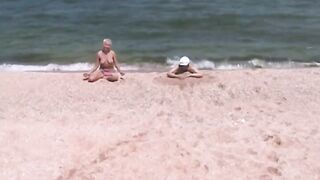 Io e due ragazze su una spiaggia per nudisti