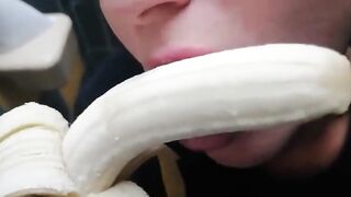 PRIMA NA BANANA POI UN GROSSO CAZZO !