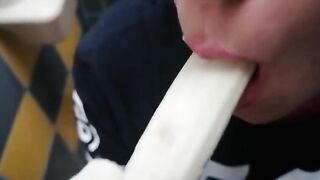 PRIMA NA BANANA POI UN GROSSO CAZZO !