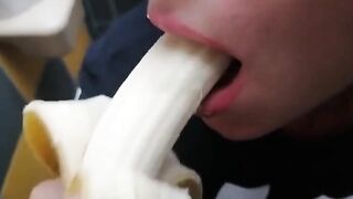 PRIMA NA BANANA POI UN GROSSO CAZZO !