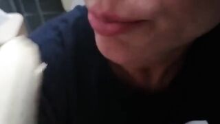 PRIMA NA BANANA POI UN GROSSO CAZZO !