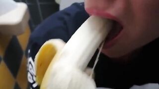 PRIMA NA BANANA POI UN GROSSO CAZZO !