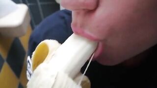 PRIMA NA BANANA POI UN GROSSO CAZZO !