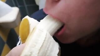 PRIMA NA BANANA POI UN GROSSO CAZZO !