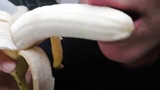 PRIMA NA BANANA POI UN GROSSO CAZZO !