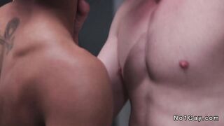 Coppia gay interrazziale scopa nello spogliatoio