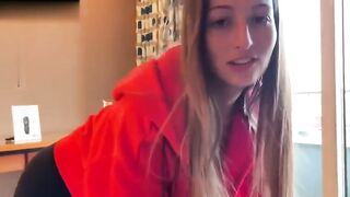 Anteprima del video: Italiana zoccola sega e succhia due cazzi