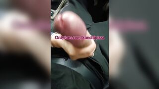 Troietta sborrata in bocca mentre sta guidando